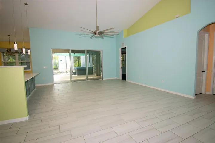 A living room that can be enjoyed even while in the kitchen.