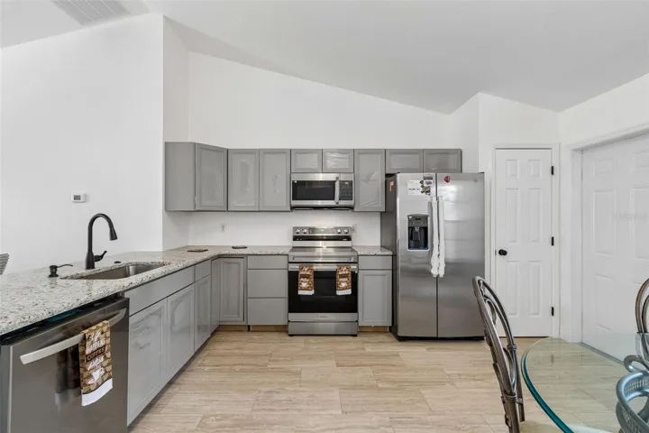 VERY SPACIOUS EAT-IN KITCHEN