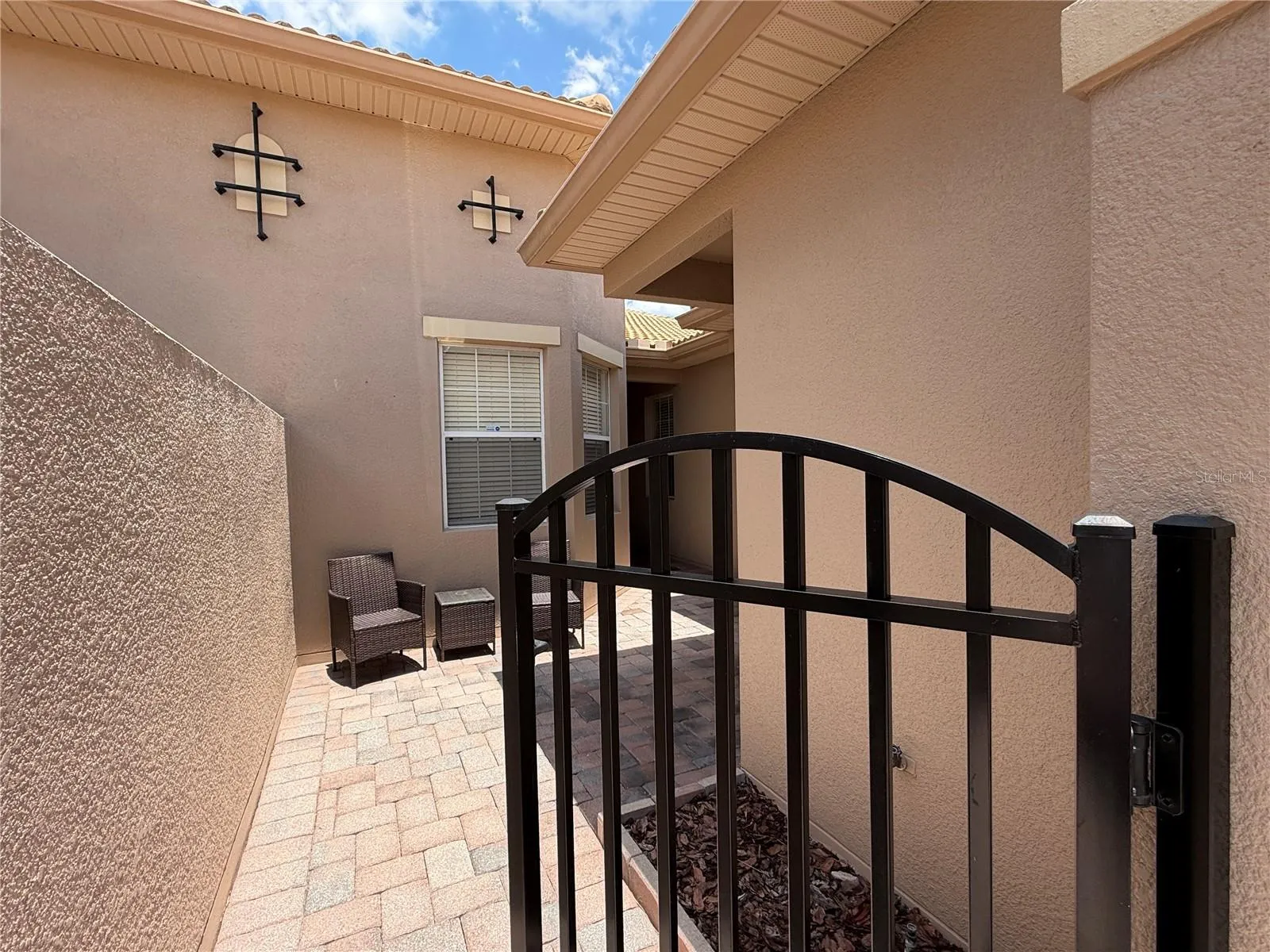 Private Front Courtyard!