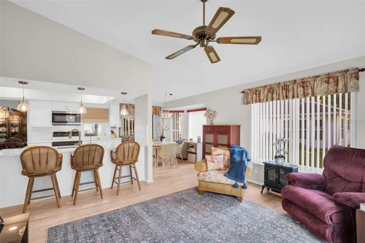 Spacious light &amp; bright living room~