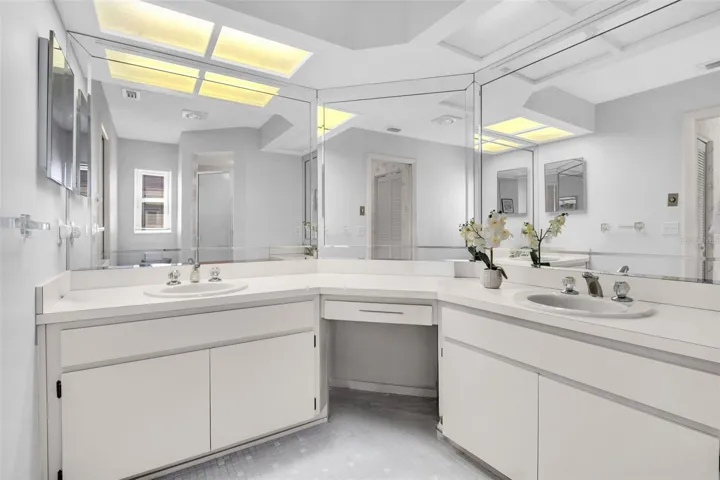 Dual vanities &amp; make-up/vanity space~