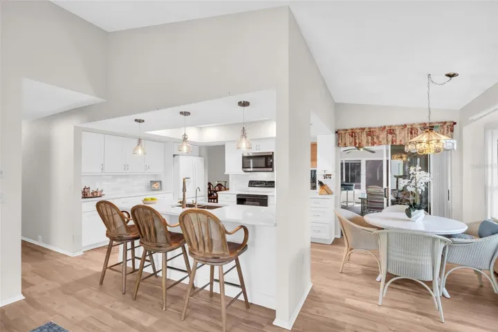 Bar top seating for casual dining~