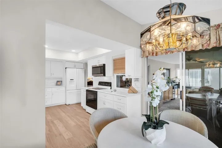 Eat-in kitchen nook~
