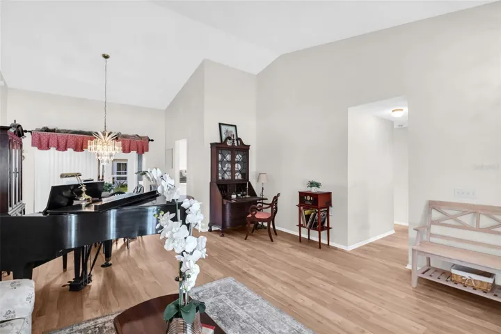 Spacious family/dining room combo~