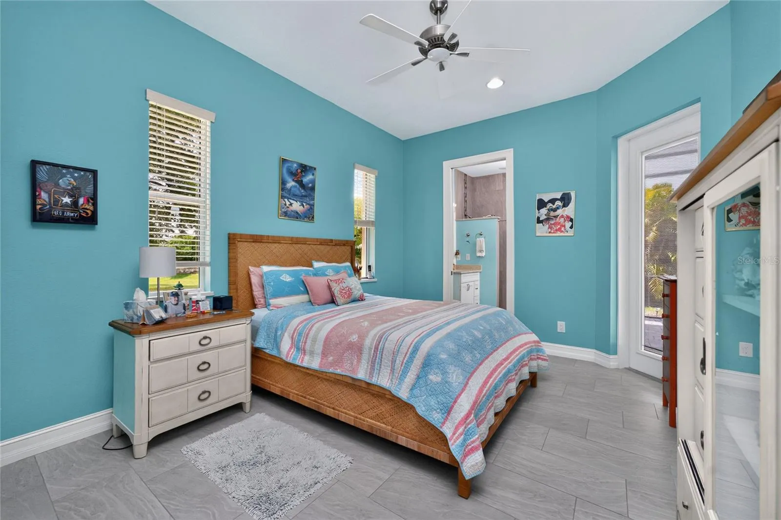 Guest bedroom with ensuite bathroom