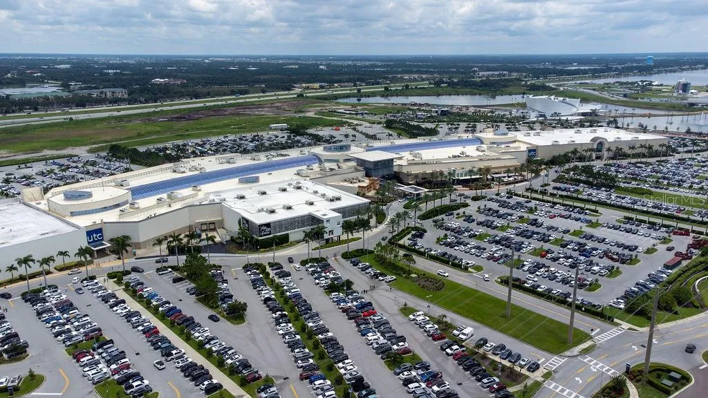 10 Minutes to UTC Shopping & Dining
