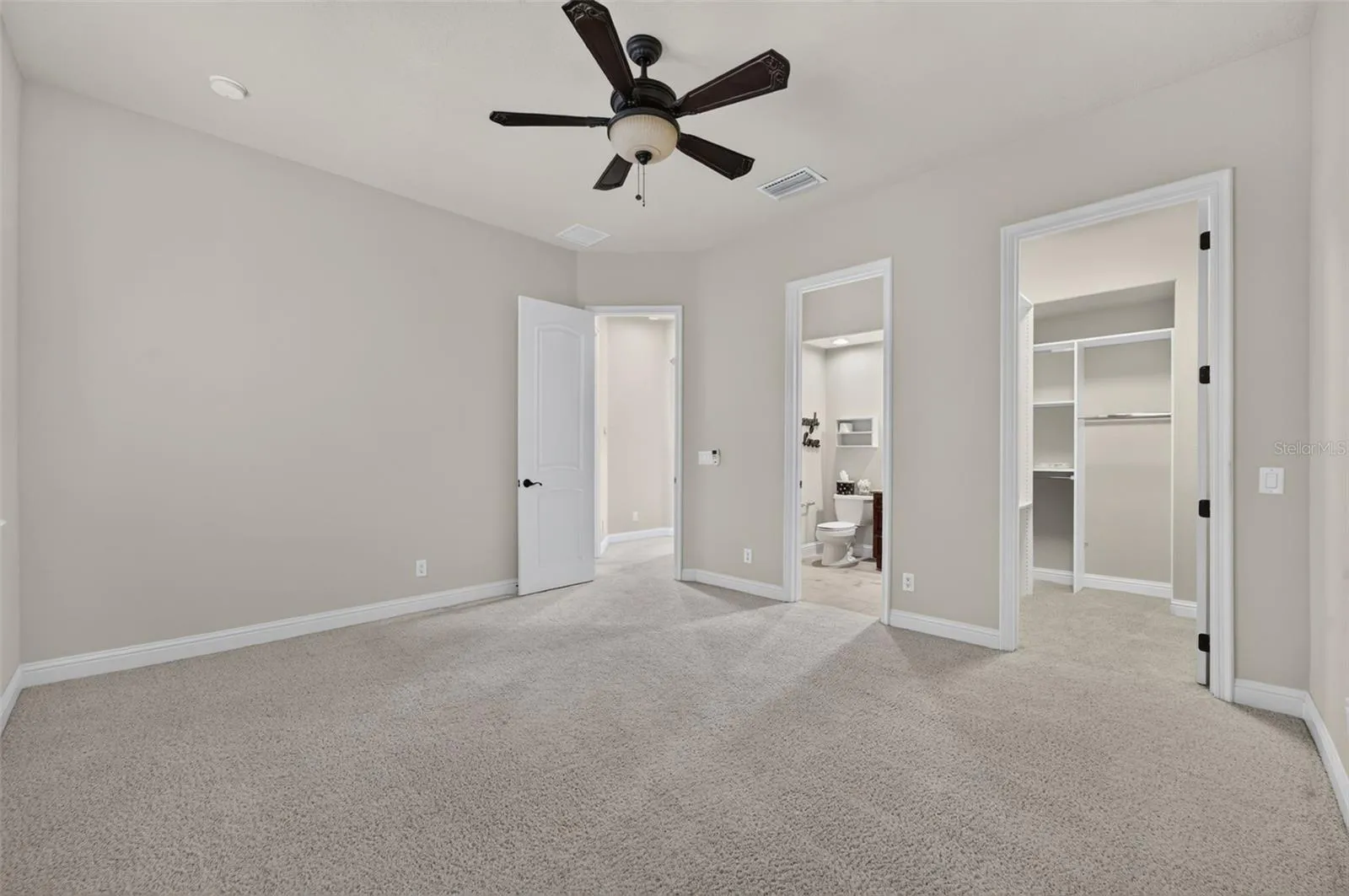 Bedroom 3 en suite and walk-in closet
