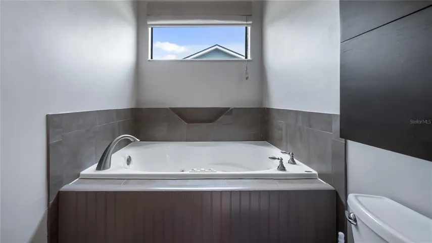 Primary Bathroom Tub (jets)
