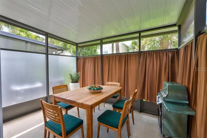Virtually staged Lanai