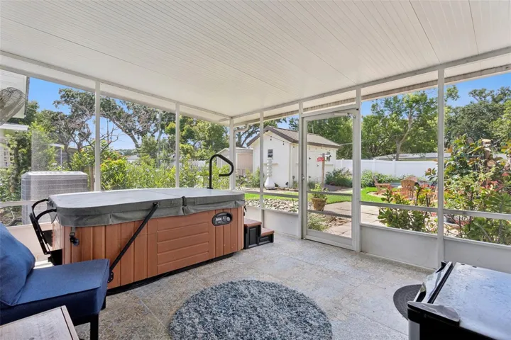 Screened in porch.Jacuzzi conveys