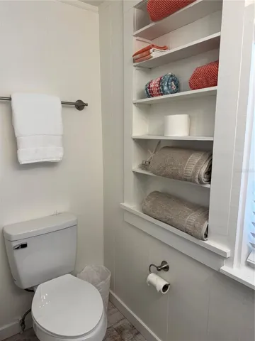 Bathroom shelving