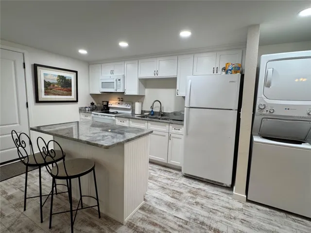 Nicely equipped kitchen w private washer / dryer