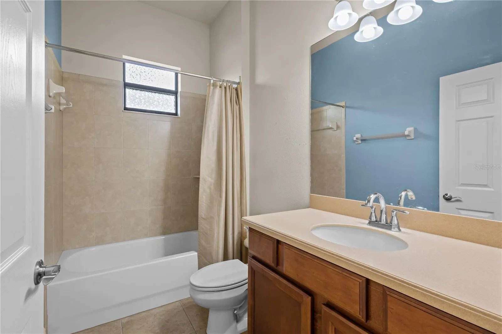 Bathroom 2 between bedroom 2 and bedroom 3