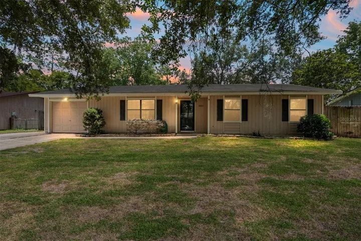 Welcome HOME to Springtree!  Virtually Staged.