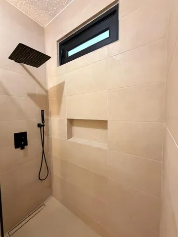 Walk-in shower, rainfall head / Ducha con cabezal tipo lluvia