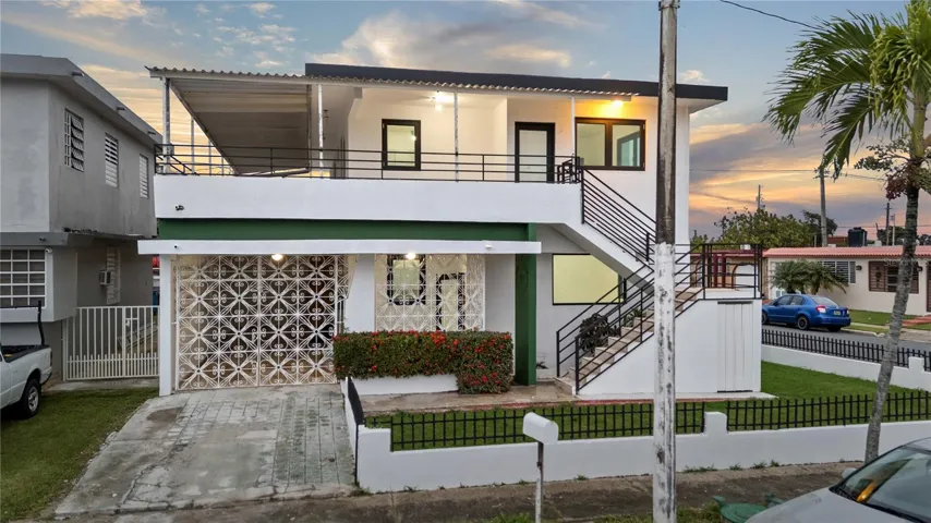 Front exterior at dusk / Fachada al atardecer