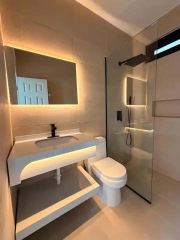 Modern full bathroom / Baño completo moderno