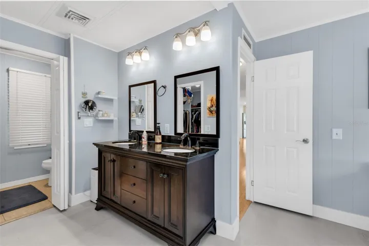 Ensuite primary bathroom