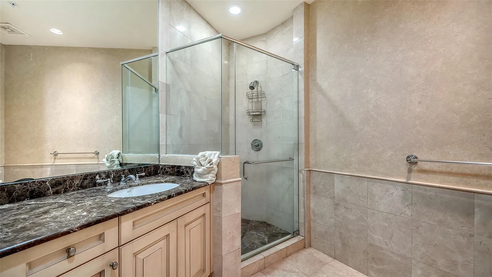 SITTING ROOM'S ENSUITE FULL BATH