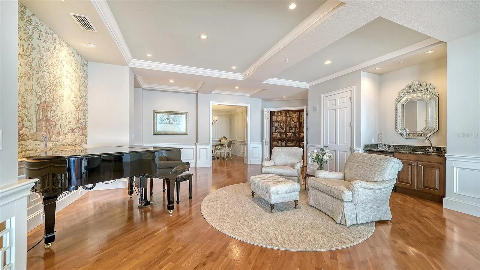 1205 GRAND SALON