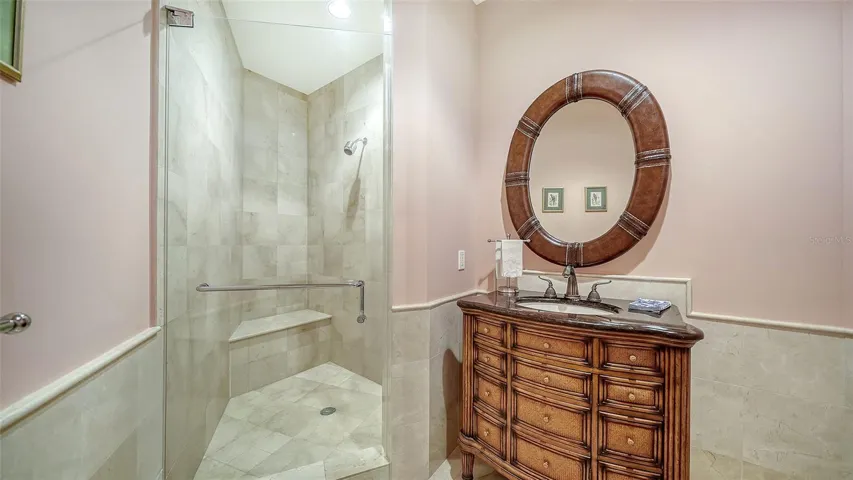 STUDY-ADJACENT FULL BATH