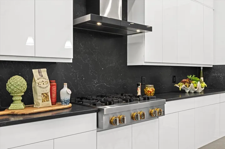 Kitchen w/quartz up backsplash