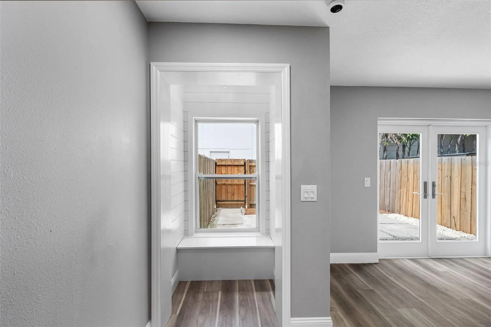 NOOK OFF LIVING ROOM WITH BENCH STORAGE, OVERHEAD LIGHT & OUTLET