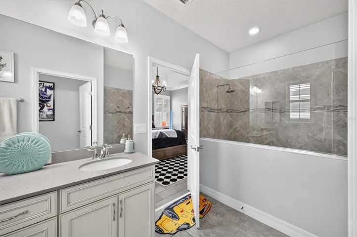 2465 Annacella Ave. - Large ensuite master bathroom