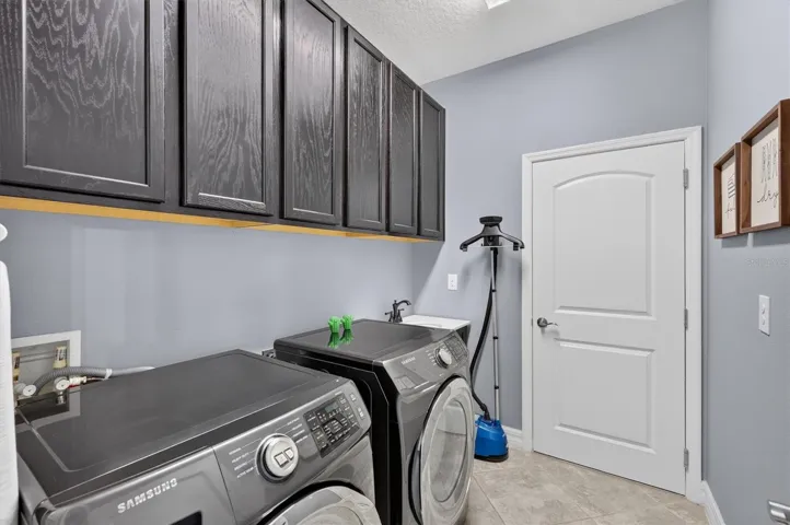 2465 Annacella Ave. - Laundry room with utility sink