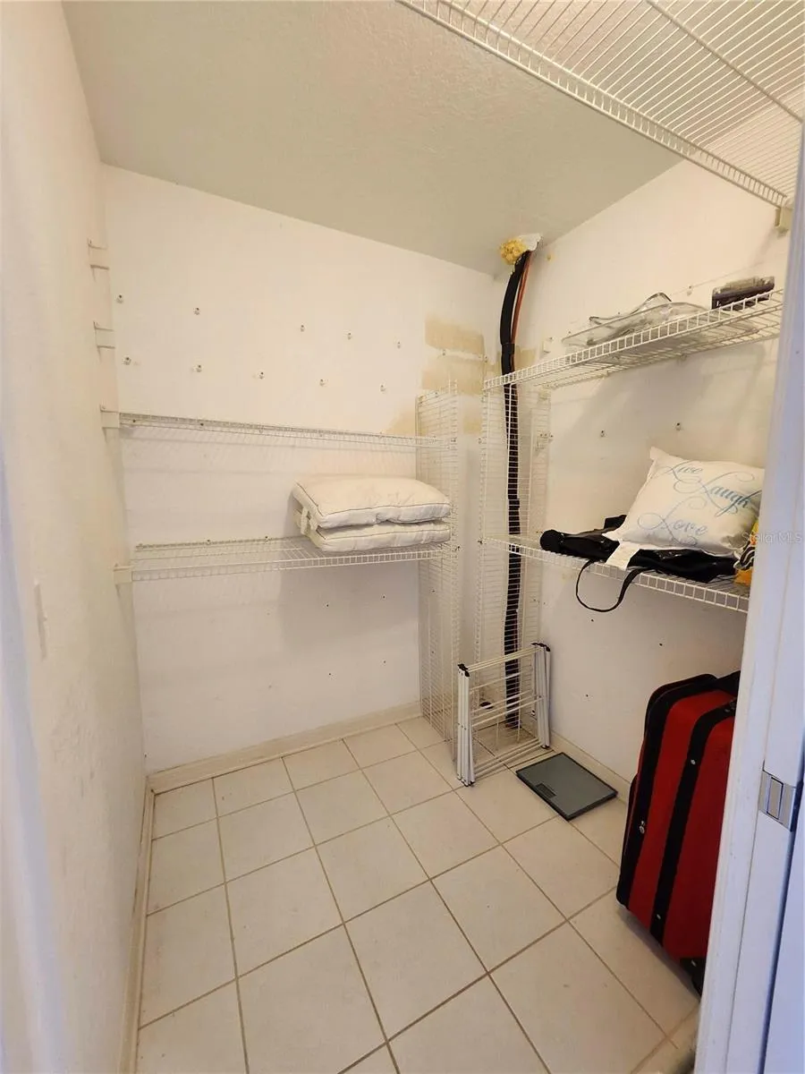 Primary has 2 walk in closets