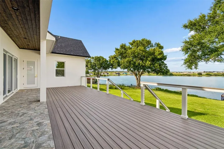 Spacious outdoor entertaining space with Long life duradeck