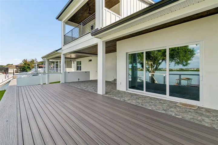 Spacious outdoor entertaining space with long life duradeck.