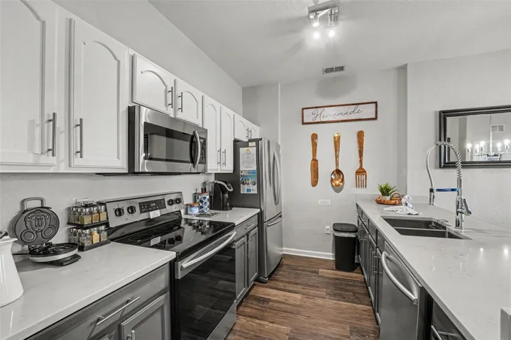 Modern style, two-tone cabinets.