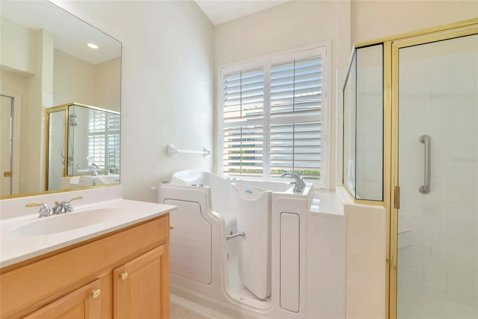 Primary bath walk-in jetted spa tub &amp; separate shower.