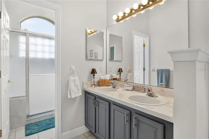Jack and Jill bathroom between the two guest bedrooms.