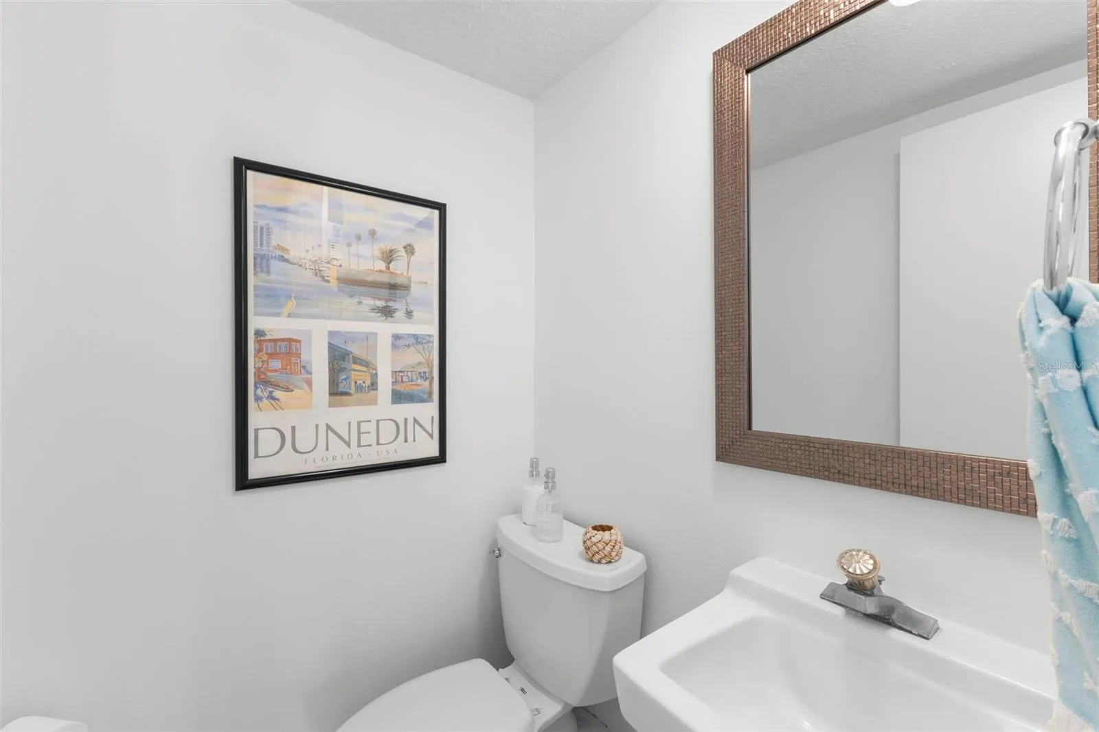 1/2 bath downstairs off of kitchen