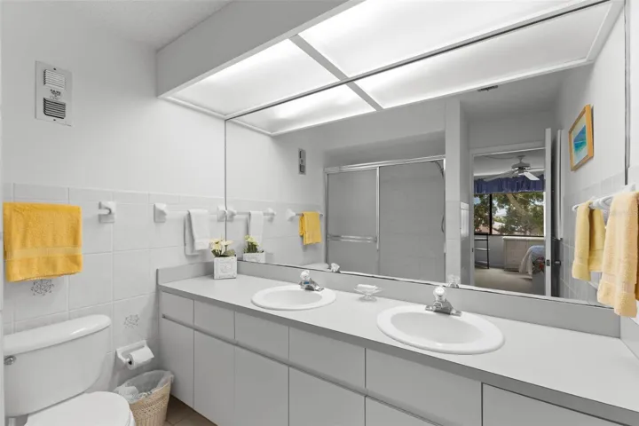 Ensuite double sink with shower