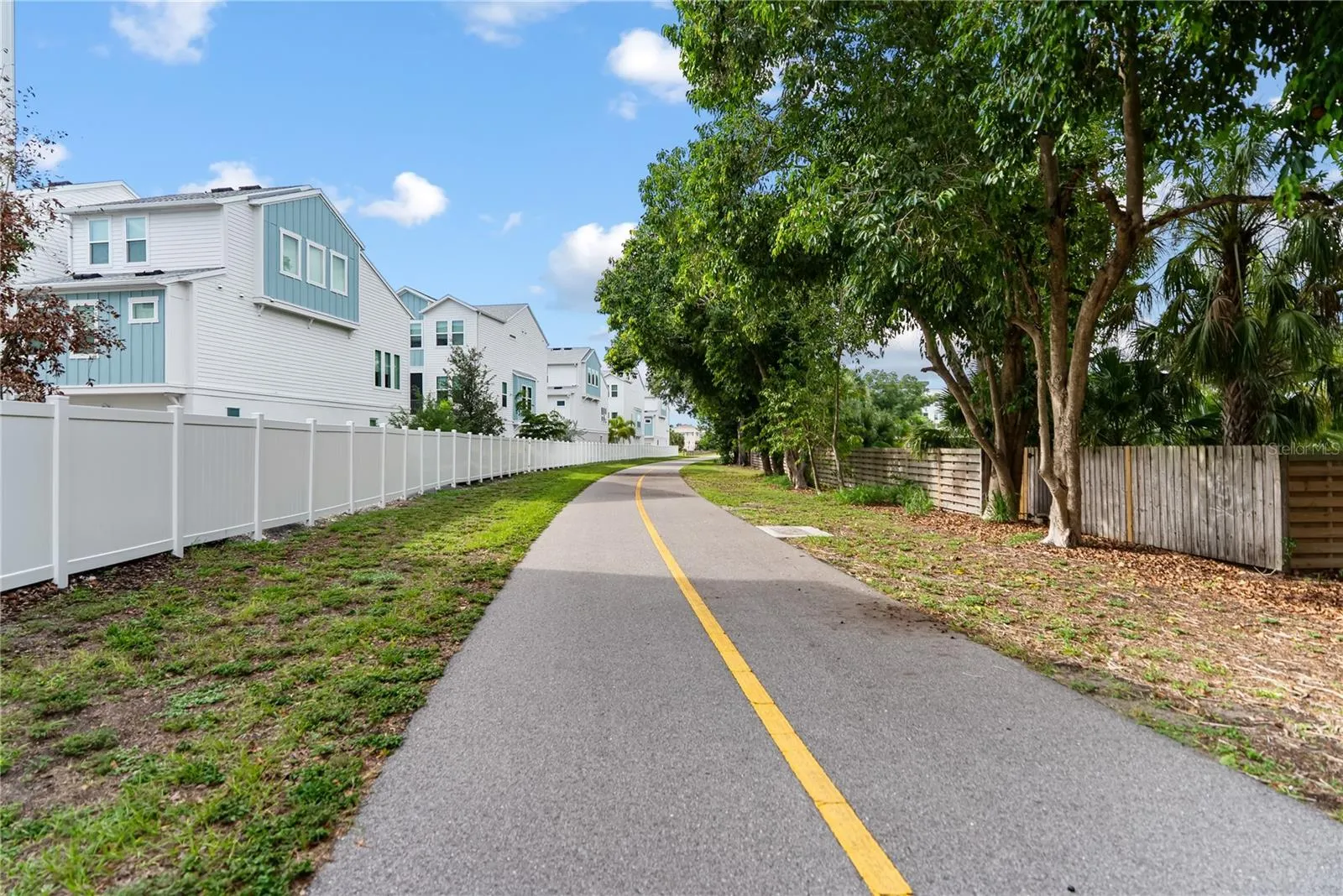 Easy access to a 23-mile trail from Payne Park to Venice.