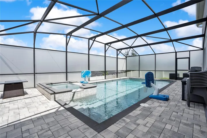 Pool/ Jacuzzi