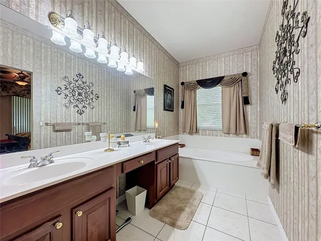 Primary En-Suite Bathroom w garden tub