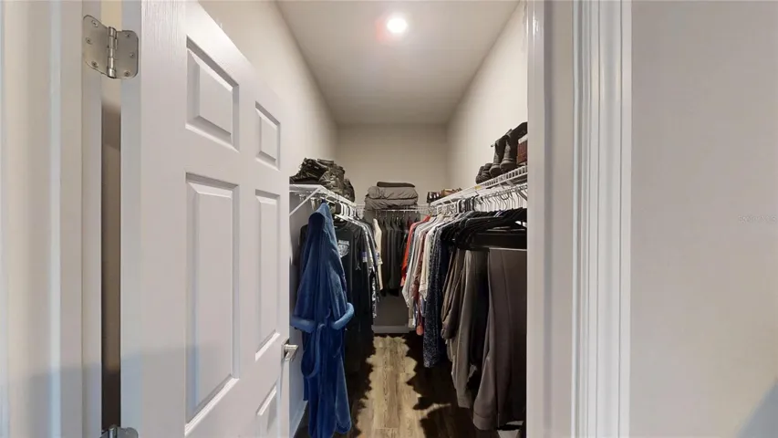 WALK IN CLOSET