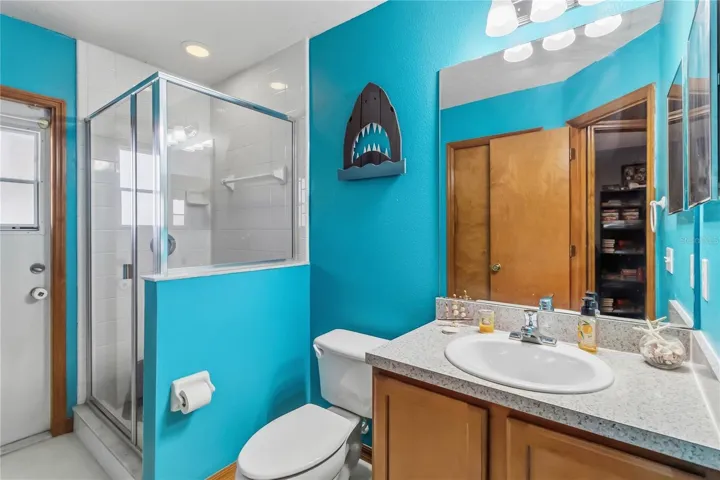 Bathroom 3: access to Pool
