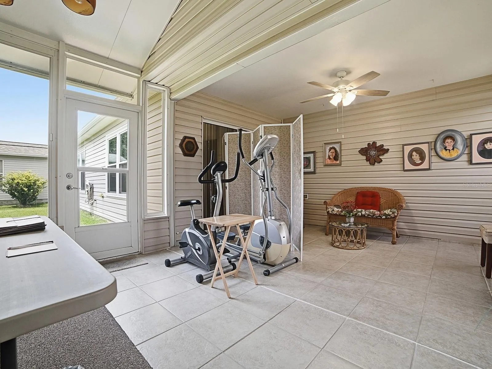 HUGE LANAI