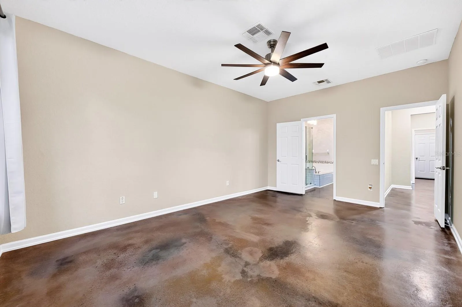 Main floor primary suite.