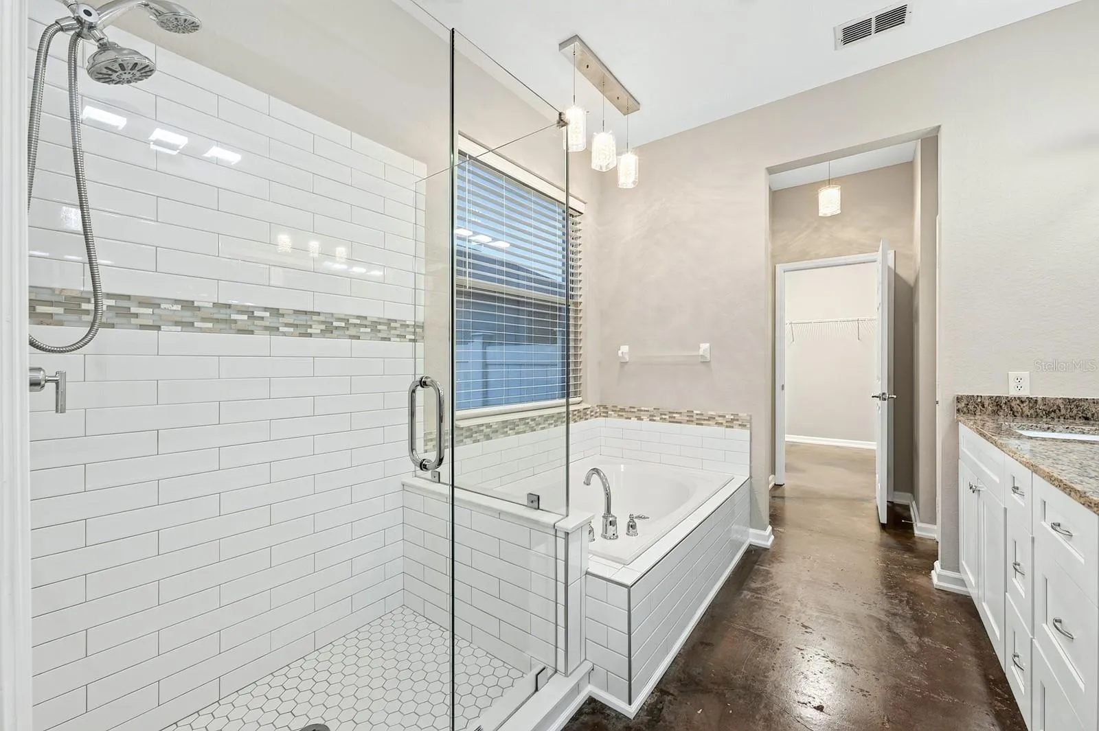 Primary en-suite bath.