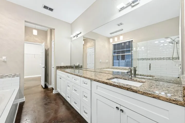 Primary en-suite bath.