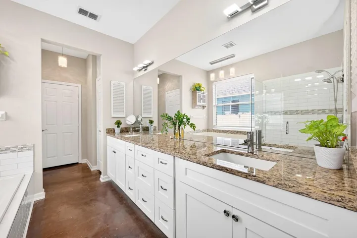 Primary en-suite bath.