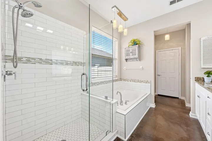 Primary en-suite bath.