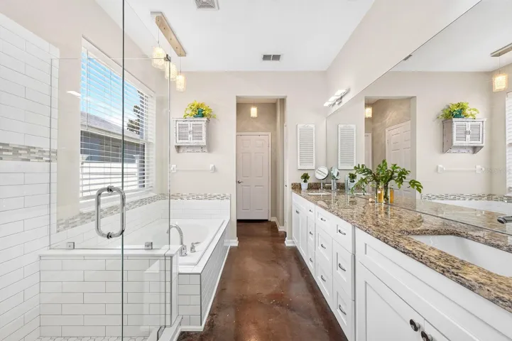 Primary en-suite bath.