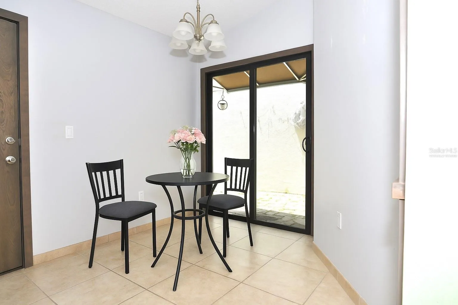 Virtually staged dinette